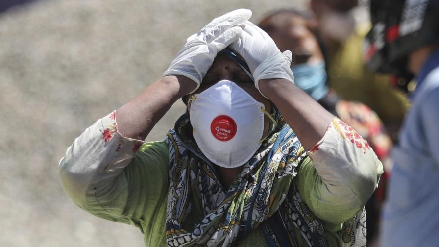 India suma 320.000 casos más mientras llega ayuda extranjera