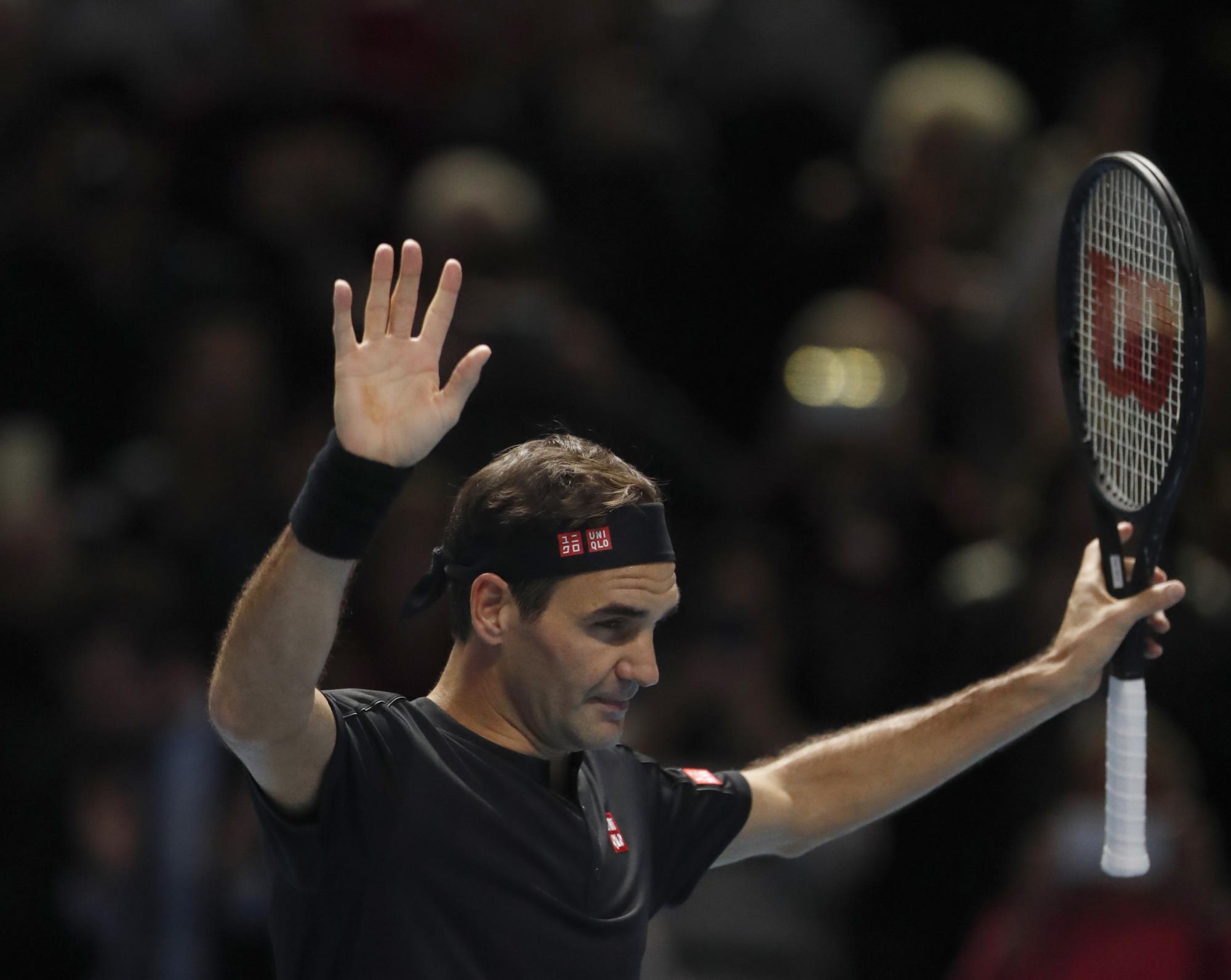 El suizo Roger Federer tras vencer al italiano Matteo Berrettini en la Copa Masters de la ATP en Londres, el martes 12 de noviembre de 2019. (AP/Alastair Grant)