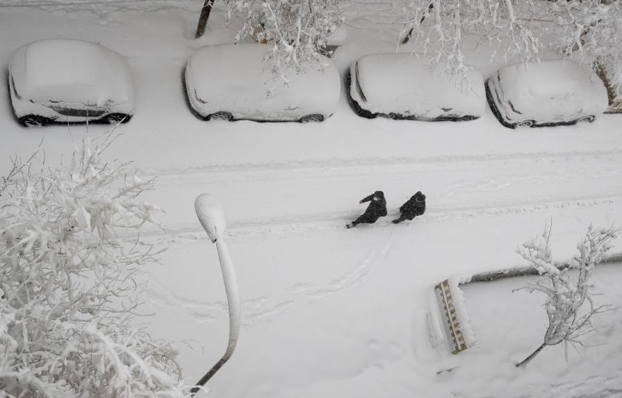 Inusual tormenta de nieve paraliza España y deja 4 muertos