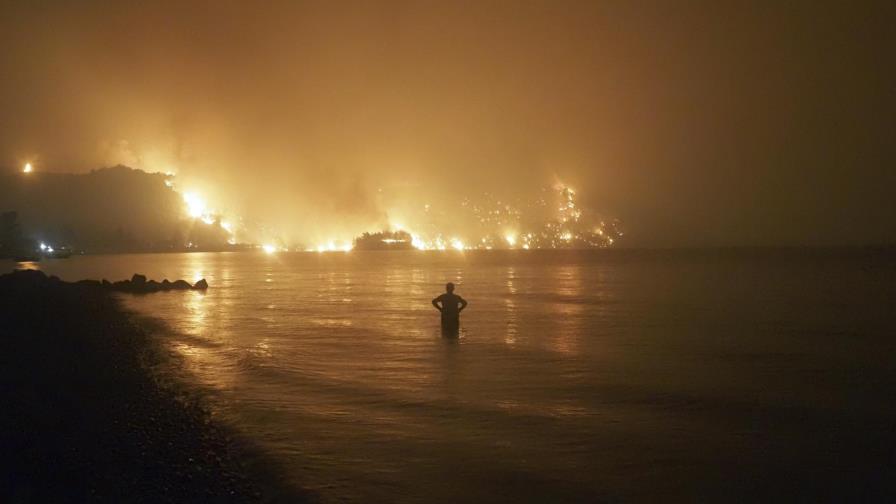 Incendios forestales en Grecia obligan a evacuar a miles