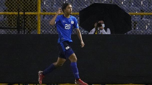 El Salvador supera a Panamá y se trenza en la pelea