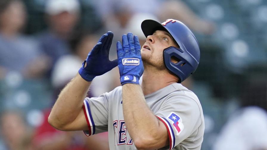 Hicks pega dos jonrones, Rangers ganan por fin en Seattle