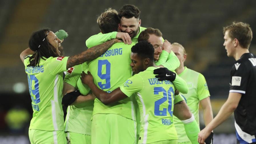 Wolfsburgo gana y se consolida en puestos de Champions