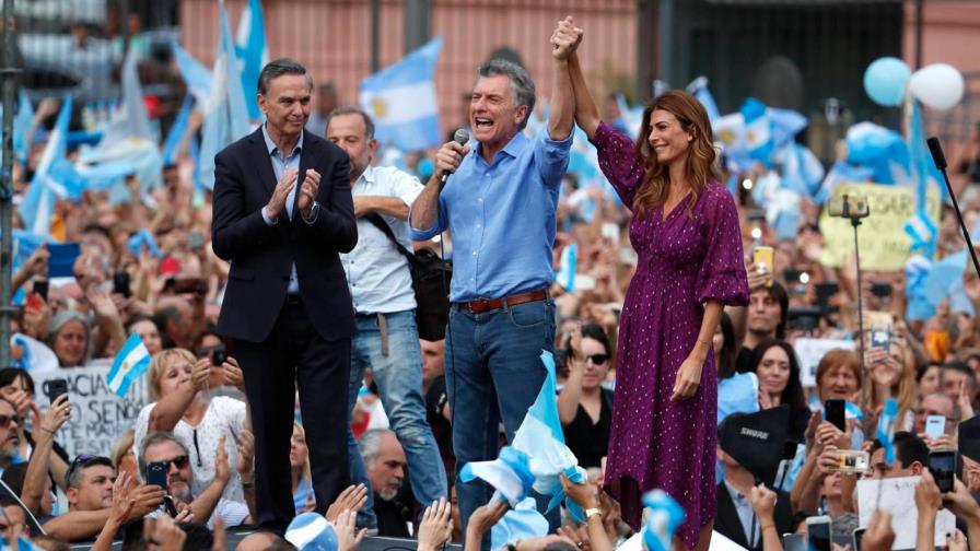 Macri deja Argentina con superávit fiscal primario, según datos oficiales