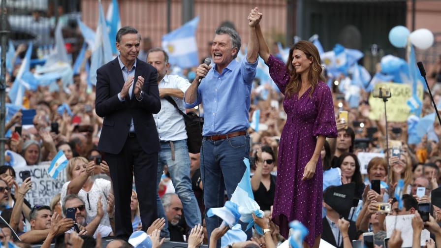 Multitudinaria concentración para despedir a Macri