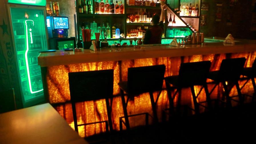 Desafiando costumbres de Irak, sirio abre un bar en Bagdad