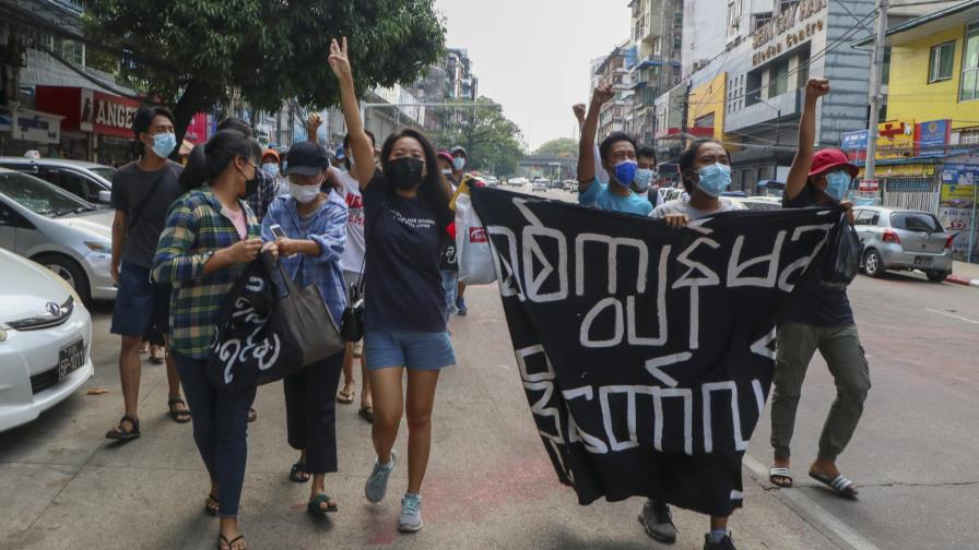 Junta militar de Myanmar reprime de nuevo a manifestantes