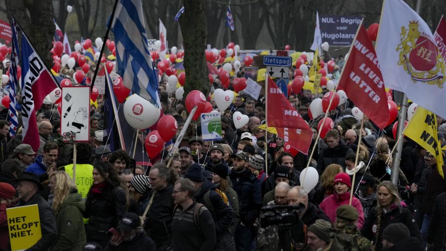 Holanda: Miles marchan contra medidas por COVID en Utrecht