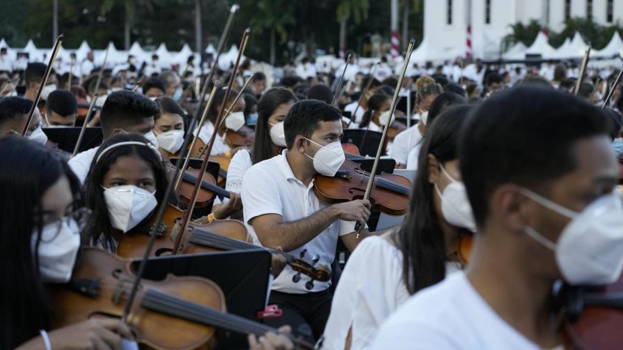 Venezolanos logran marca de la orquesta más grande del mundo