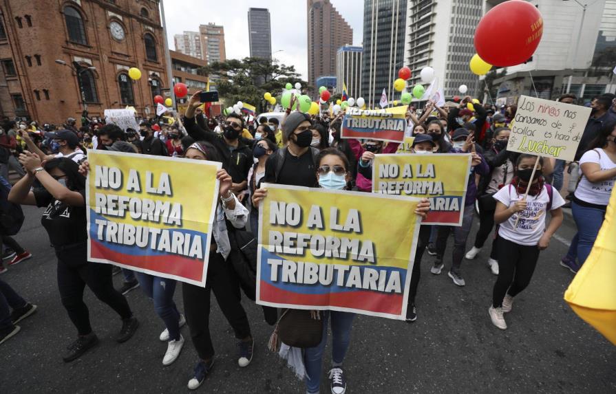 Presidente colombiano defiende subida de impuestos pese a marchas 