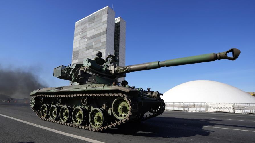 Desfile militar recorre capital de Brasil antes de votación