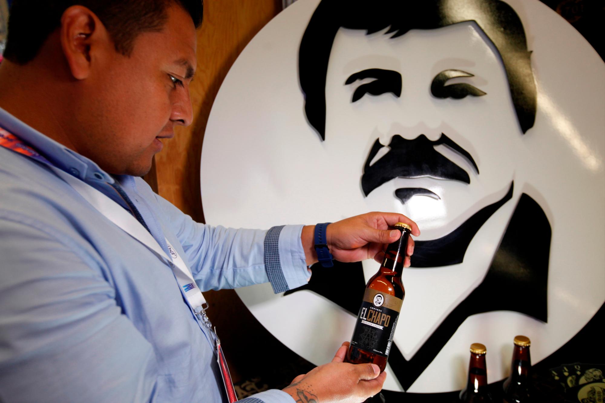 Otro hombre observa este miércoles una botella de cerveza artesanal de la marca El Chapo 701.