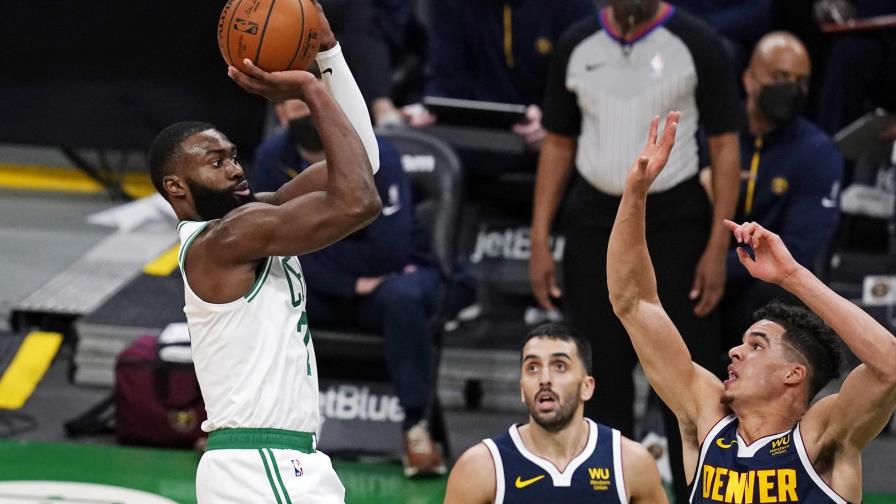 Brown anota 27 puntos; Celtics superan a Jokic y Nuggets