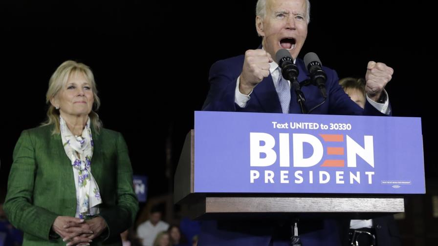 Sanders y Biden intensifican ataques en primaria demócrata