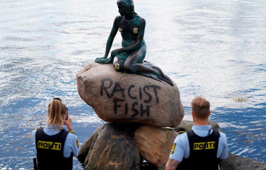 Sirenita de Copenhague aparece pintada con leyenda pez racista