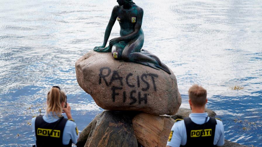 Sirenita de Copenhague aparece pintada con leyenda pez racista