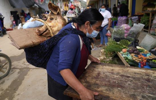 Perú rural, bastión de un maestro que busca la presidencia