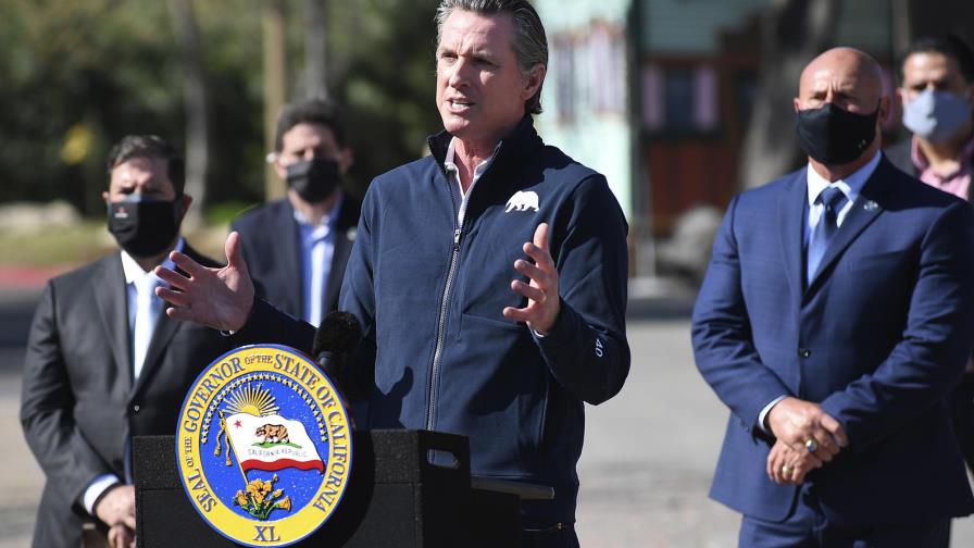 Republicanos de California apoyan campaña contra gobernador