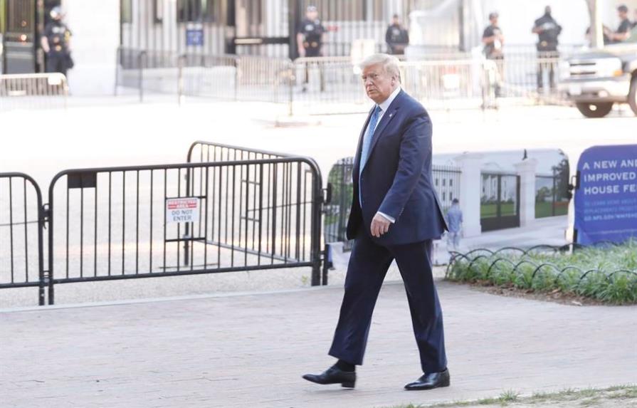 Trump sale de la Casa Blanca y cruza la plaza donde estaban los manifestantes