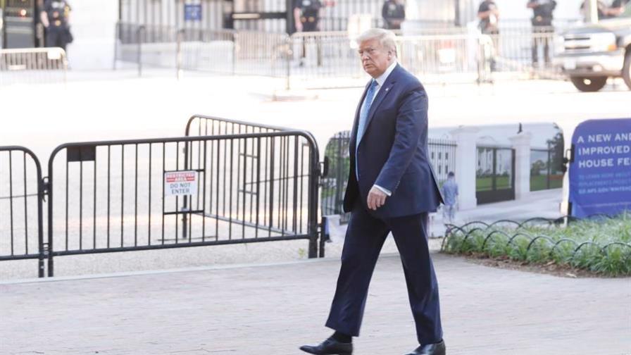 Trump sale de la Casa Blanca y cruza la plaza donde estaban los manifestantes Trump sale de la Casa Blanca y cruza la plaza donde estaban los manifestantes