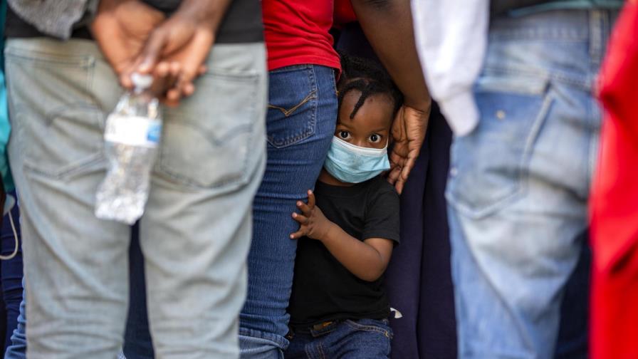 Avión con 129 migrantes llega a Haití durante pandemia