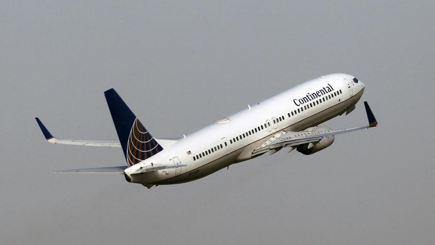 Encuentran fisuras en pieza clave de aviones Boeing 737