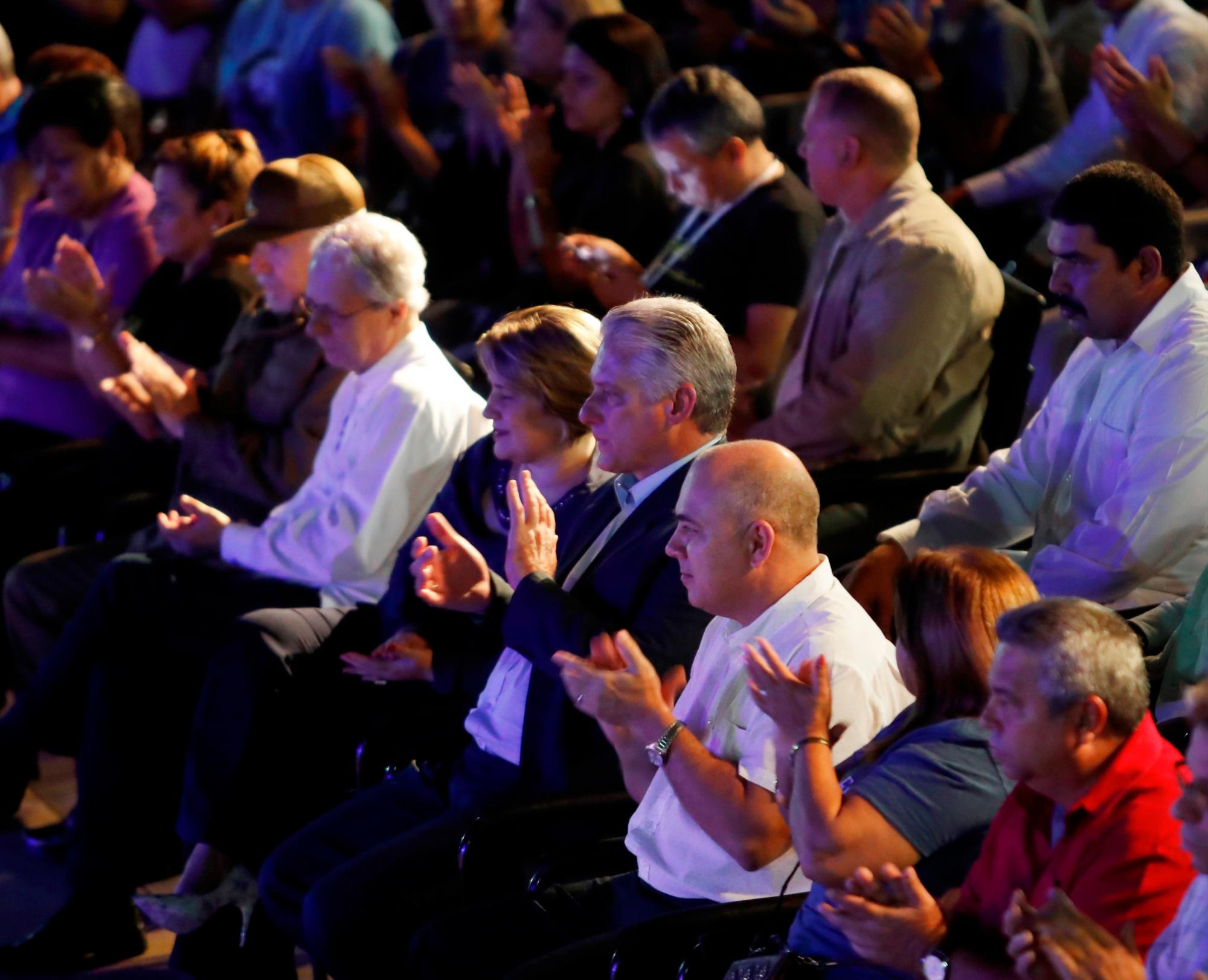 El presidente de Cuba, Miguel Diaz-Canel (c), aplaude este lunes durante el acto de homenaje por el tercer aniversario del fallecimiento del líder Fidel Castro.
