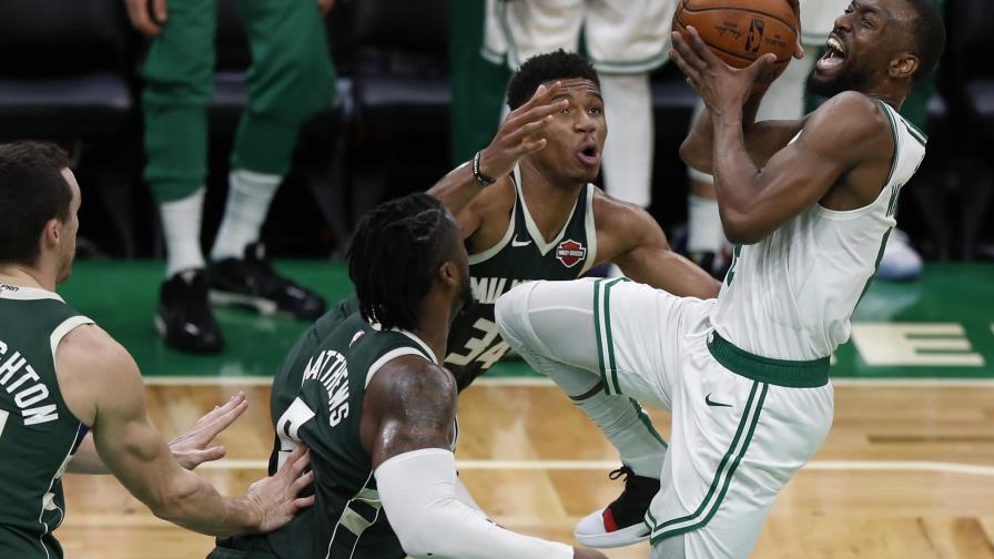 Walker anota 32 puntos y Celtics superan 116-105 a Bucks Walker anota 32 puntos y Celtics superan 116-105 a Bucks