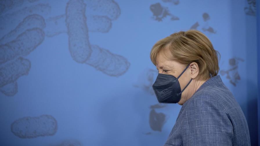 Merkel llama a los alemanes a vacunarse contra el COVID-19