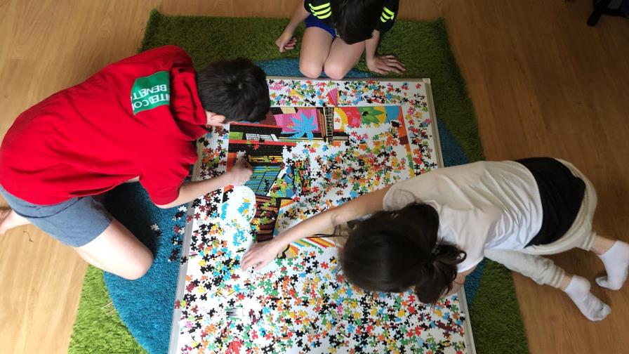 Confinados por semanas, los trillizos salen en España