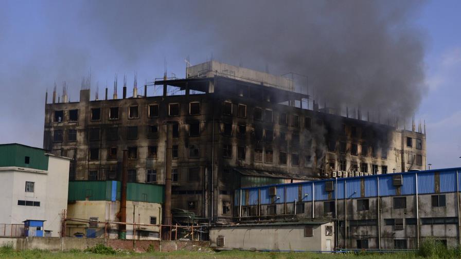 Bangladesh: Arrestan a 8 en relación con incendio en fábrica