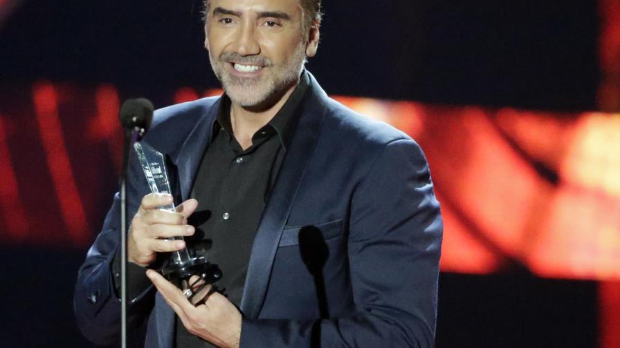 Alejandro Fernández dona 100,000 dólares a ayuda a migrantes