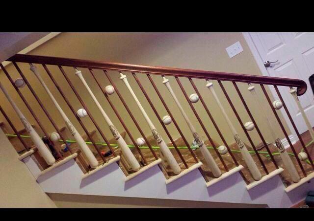 Escaleras con detalles de este deporte. 