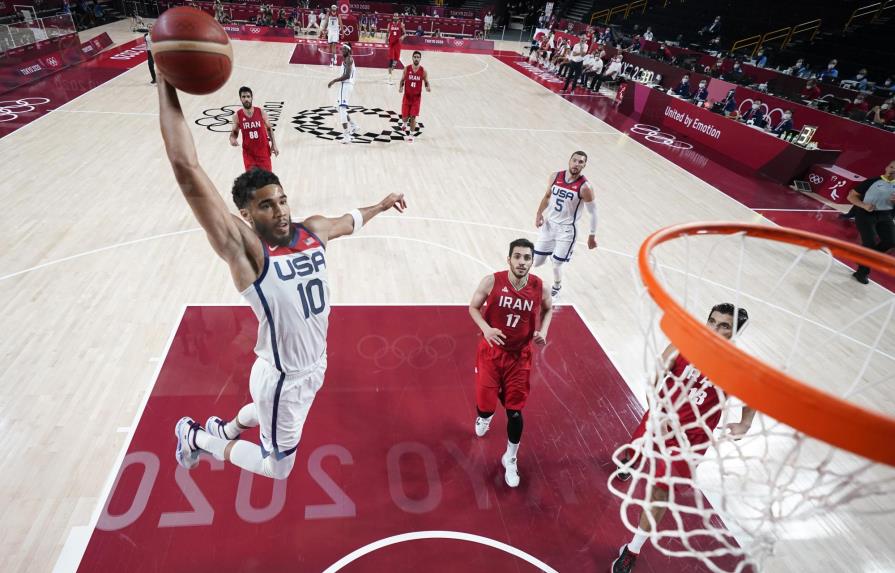 EEUU se recupera de traspiés en debut; aplasta 120-66 a Irán en  baloncesto