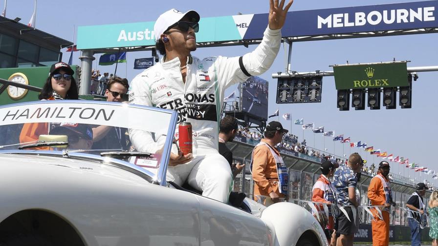 Hamilton renueva por un año con Mercedes