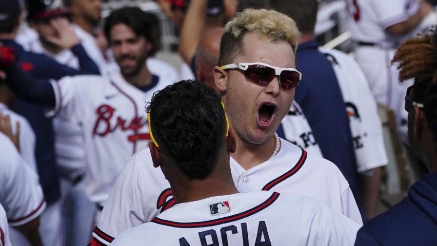 Pederson jonronea y Bravos toman ventaja 2-1 ante Milwaukee