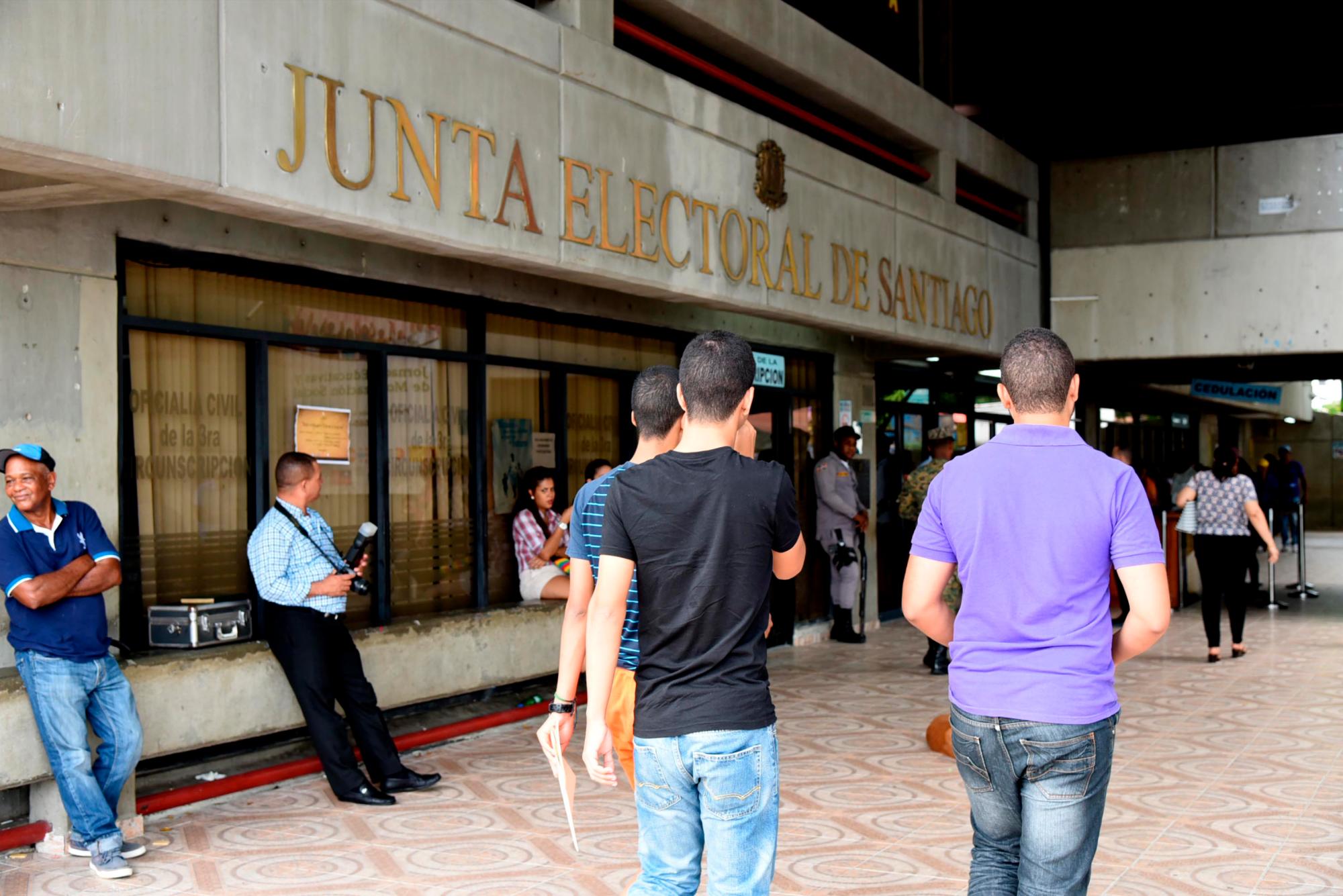 Esos centros de votación, de acuerdo a lo explicado por Frías Carela, funcionarán en centros educativos, clubes sociales e incluso oficinas públicas que se utilizarán en los colegios electorales. 