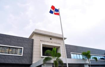 Fitch ratifica calificación BB- del país y destaca esfuerzos para mantener la estabilidad