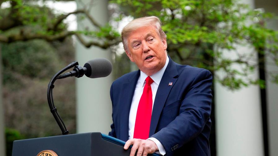 Trump respalda a iglesia que da misa por radio a creyentes en su aparcamiento
