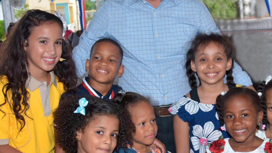 Ministro de Educación llama a los padres integrarse a tarea de formar nuevas generaciones Ministro de Educación llama a los padres integrarse a tarea de formar nuevas generaciones