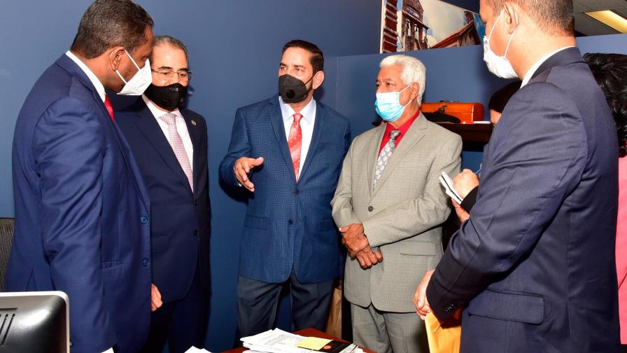 Autorizan compra de equipos para agilizar emisión de pasaportes en Consulado de NY