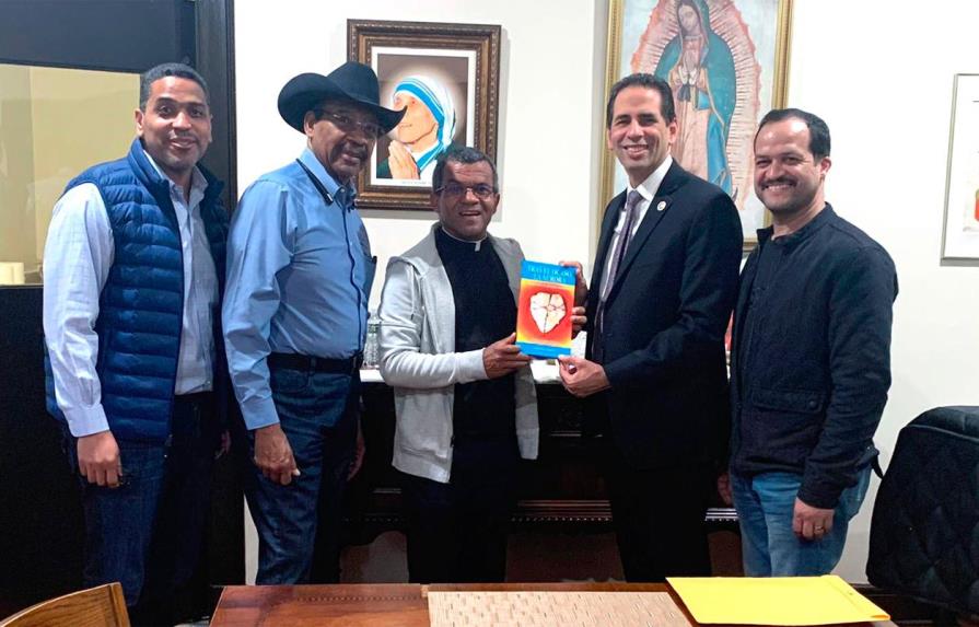 El padre Fajardo, políticos y empresario abordan soluciones a problemas de dominicanos en El Bronx 