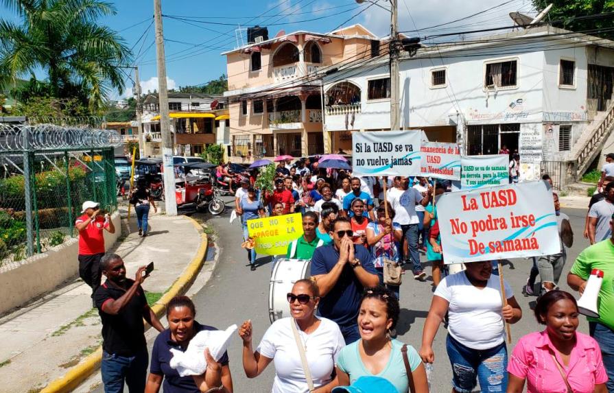 Grupos estudiantiles y populares marchan en Samaná contra cierre de la UASD