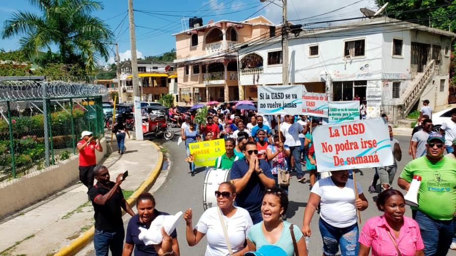 Grupos estudiantiles y populares marchan en Samaná contra cierre de la UASD