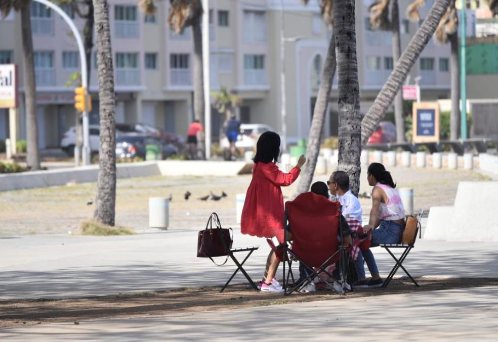 Familia compartiendo en el Malecón.