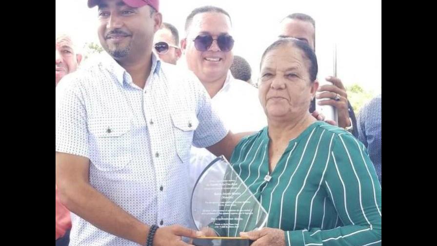 Donan terreno para la construcción de un play de béisbol en Verón Donan terreno para la construcción de un play de béisbol en Verón
