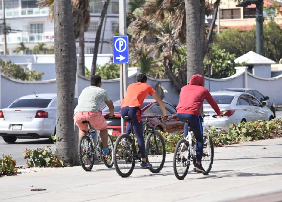Niños juegan en el Malecón .