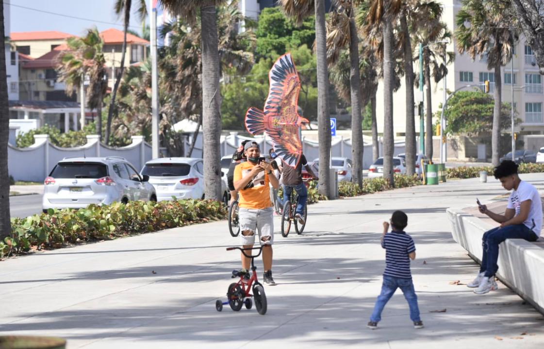 Niños juegan en el Malecón .