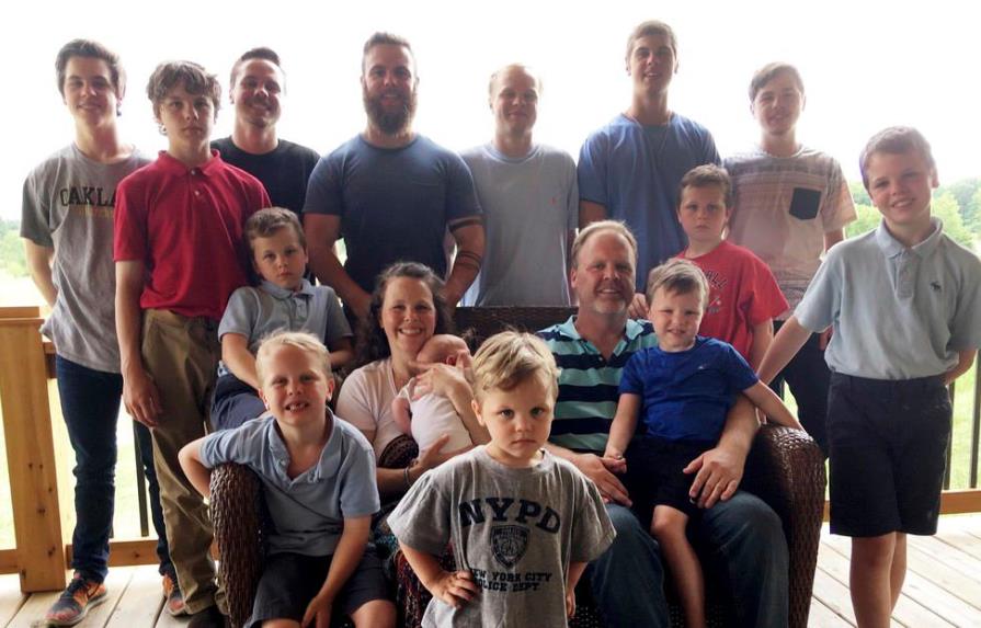 Familia con 14 hijos varones celebra el nacimiento de una niña