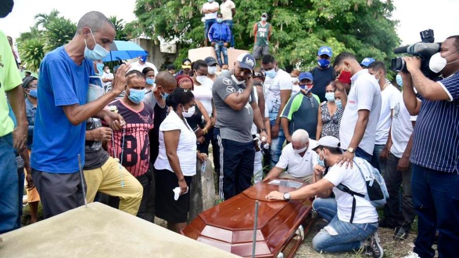 Familiares de perremeísta asesinado acusan del hecho a administrador de hospital